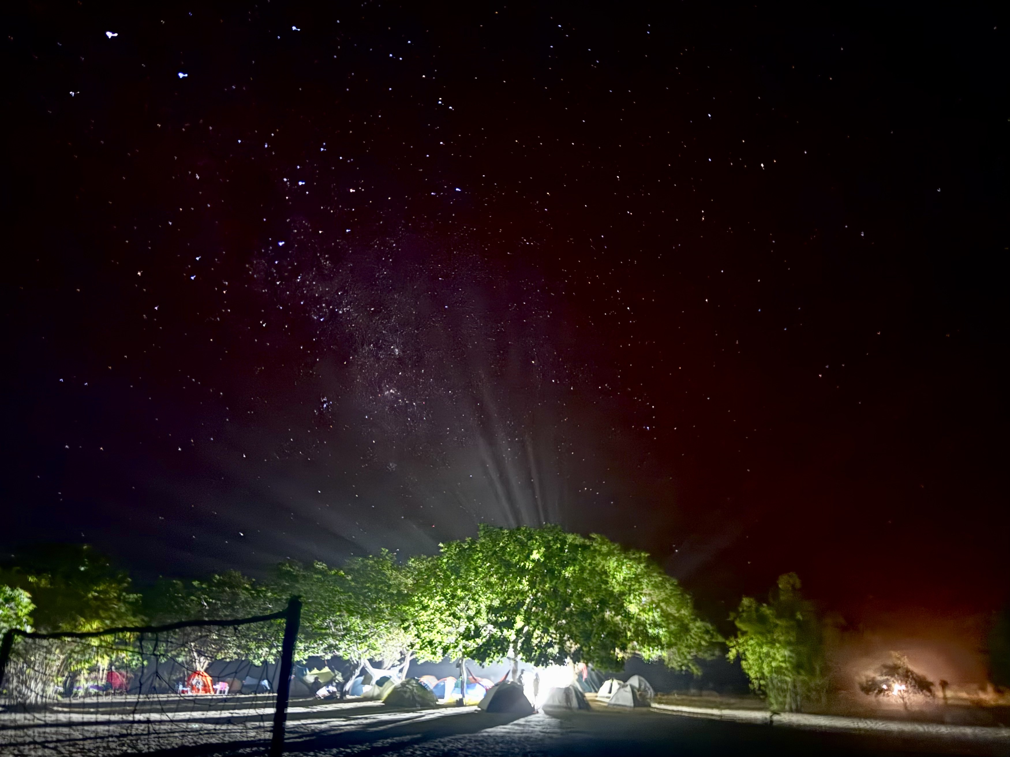 Céu noturno estrelado com feixe de luz