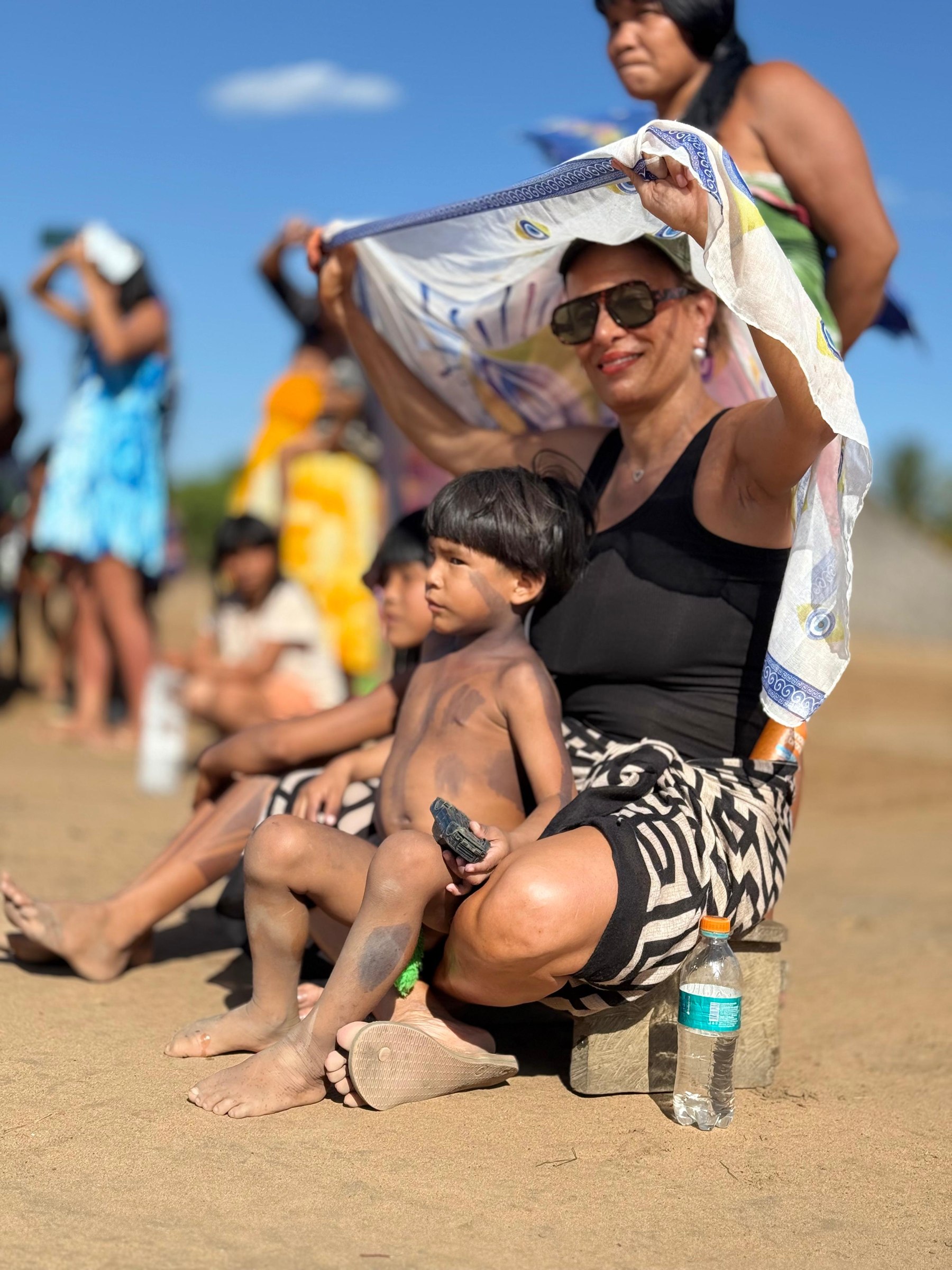Família na margem do rio