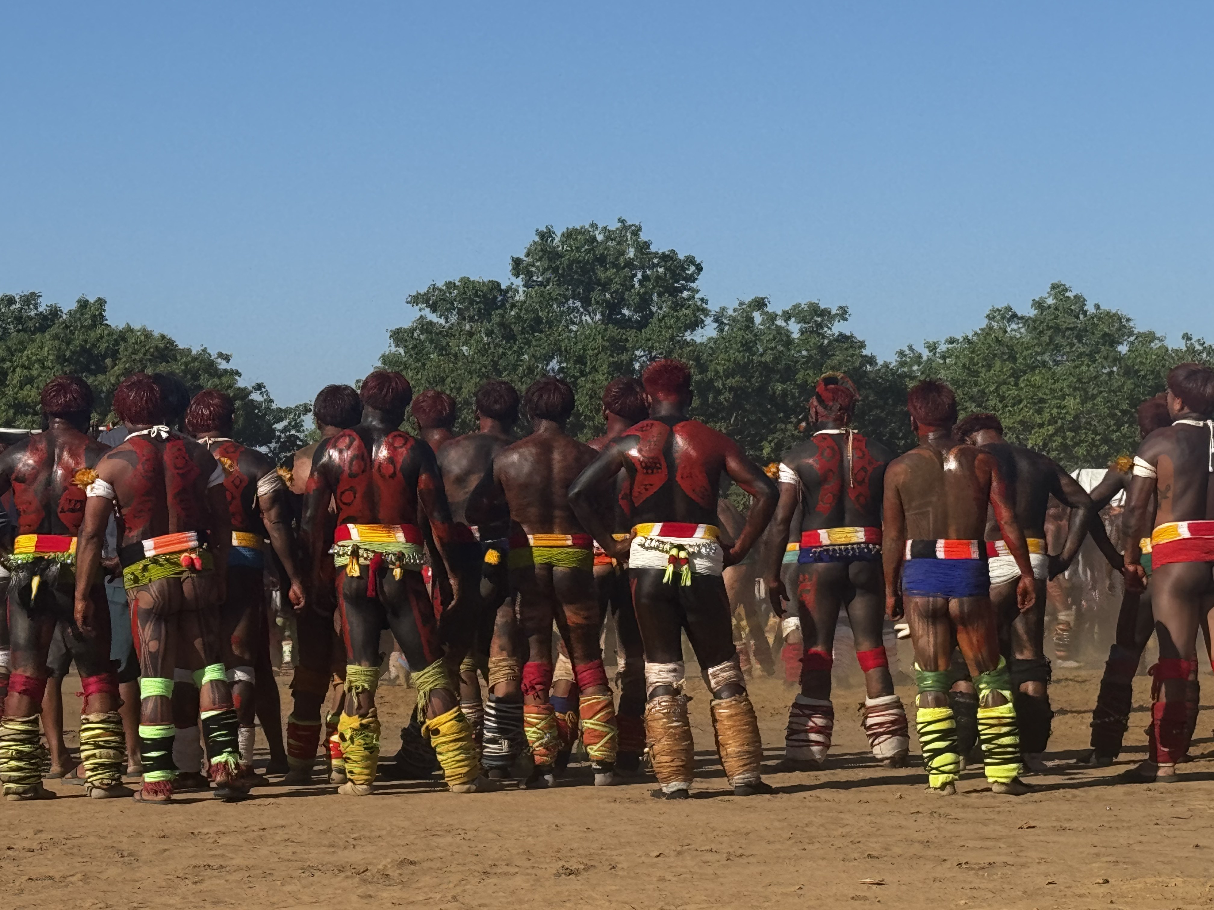 Guerreiros Kamayurá em fileira com pintura corporal