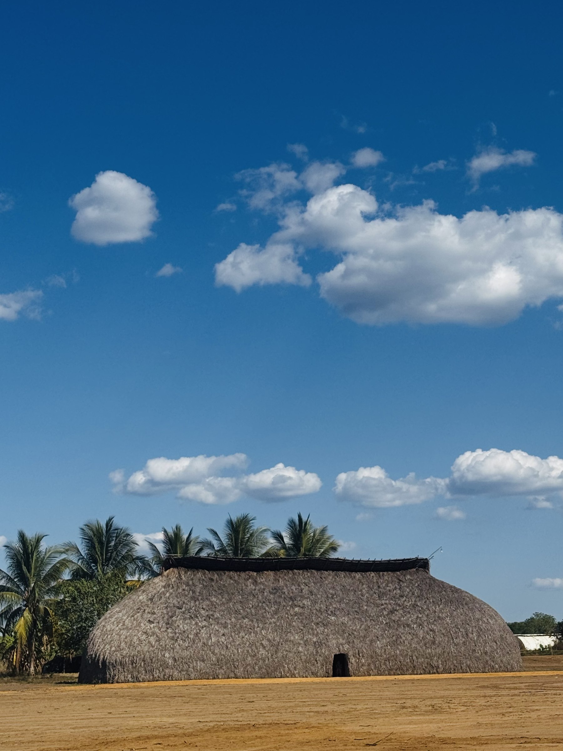Maloca com céu ao fundo