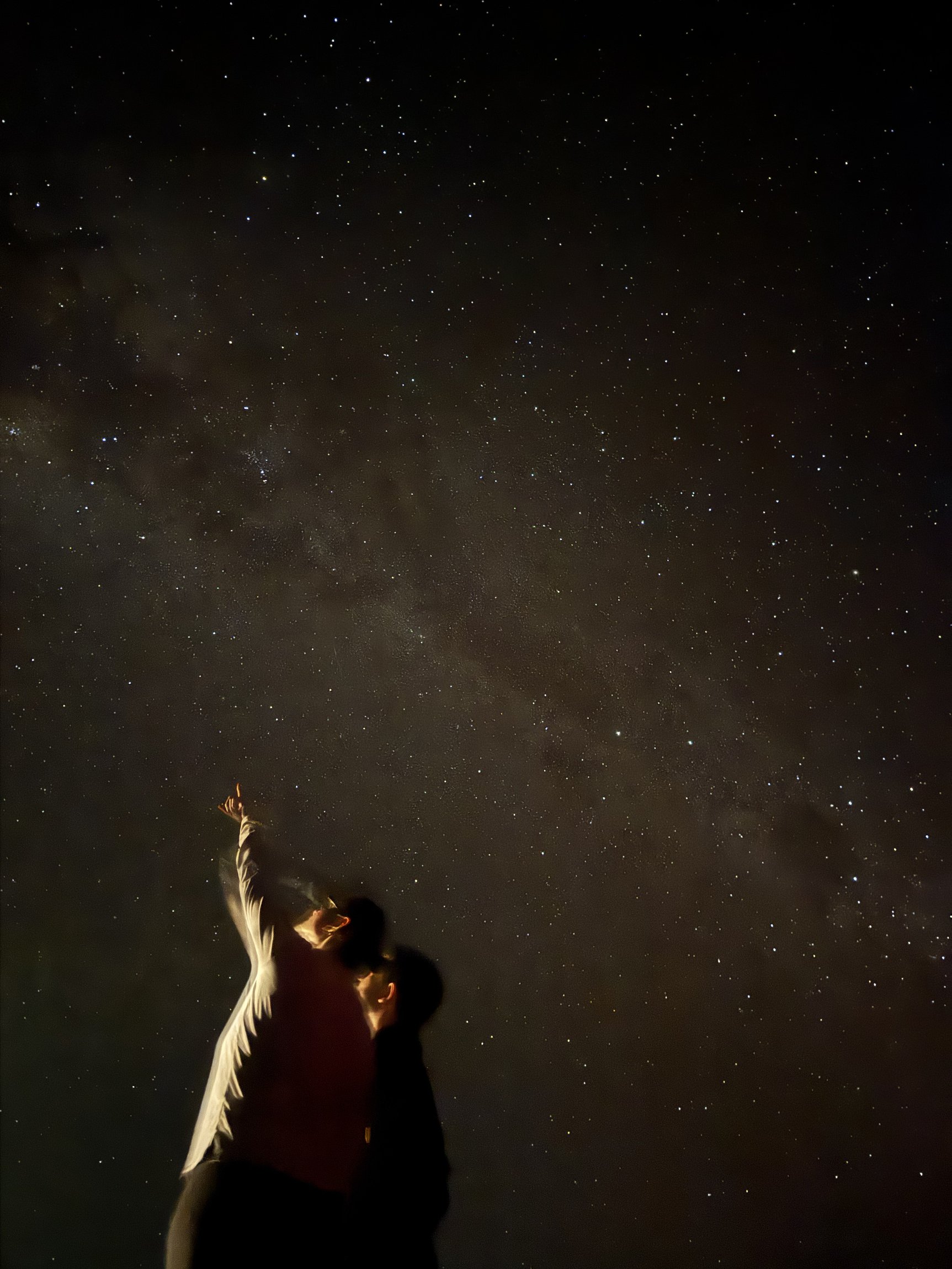 Silhueta sob céu estrelado