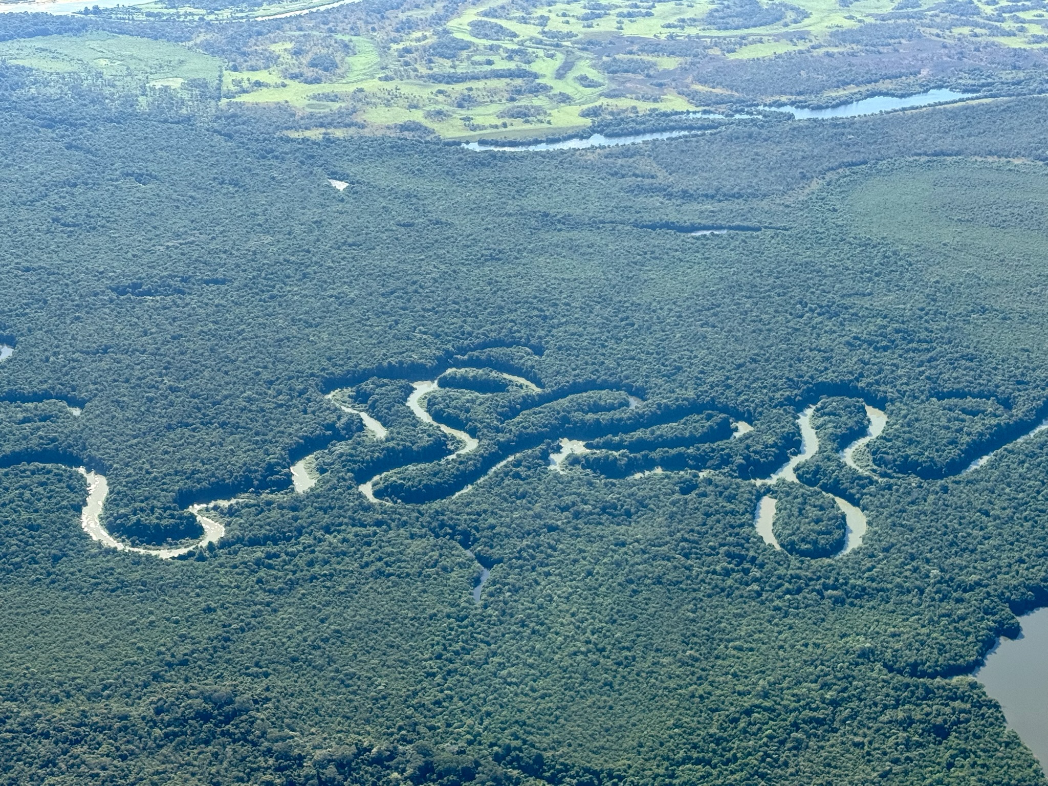 Vista aérea de rio serpenteante no Território Indígena do Xingu