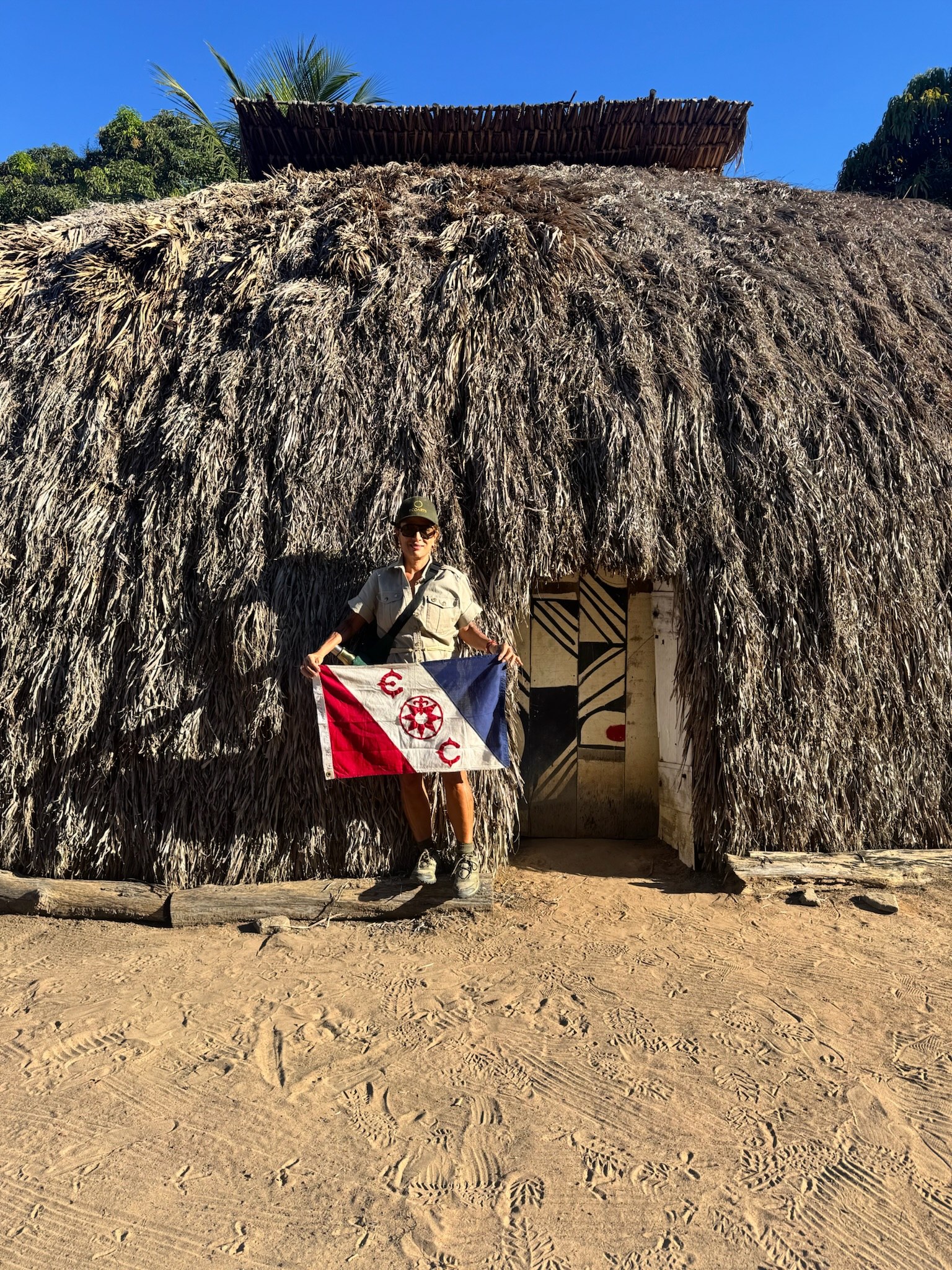Cabana com pessoa e bandeira cerimonial
