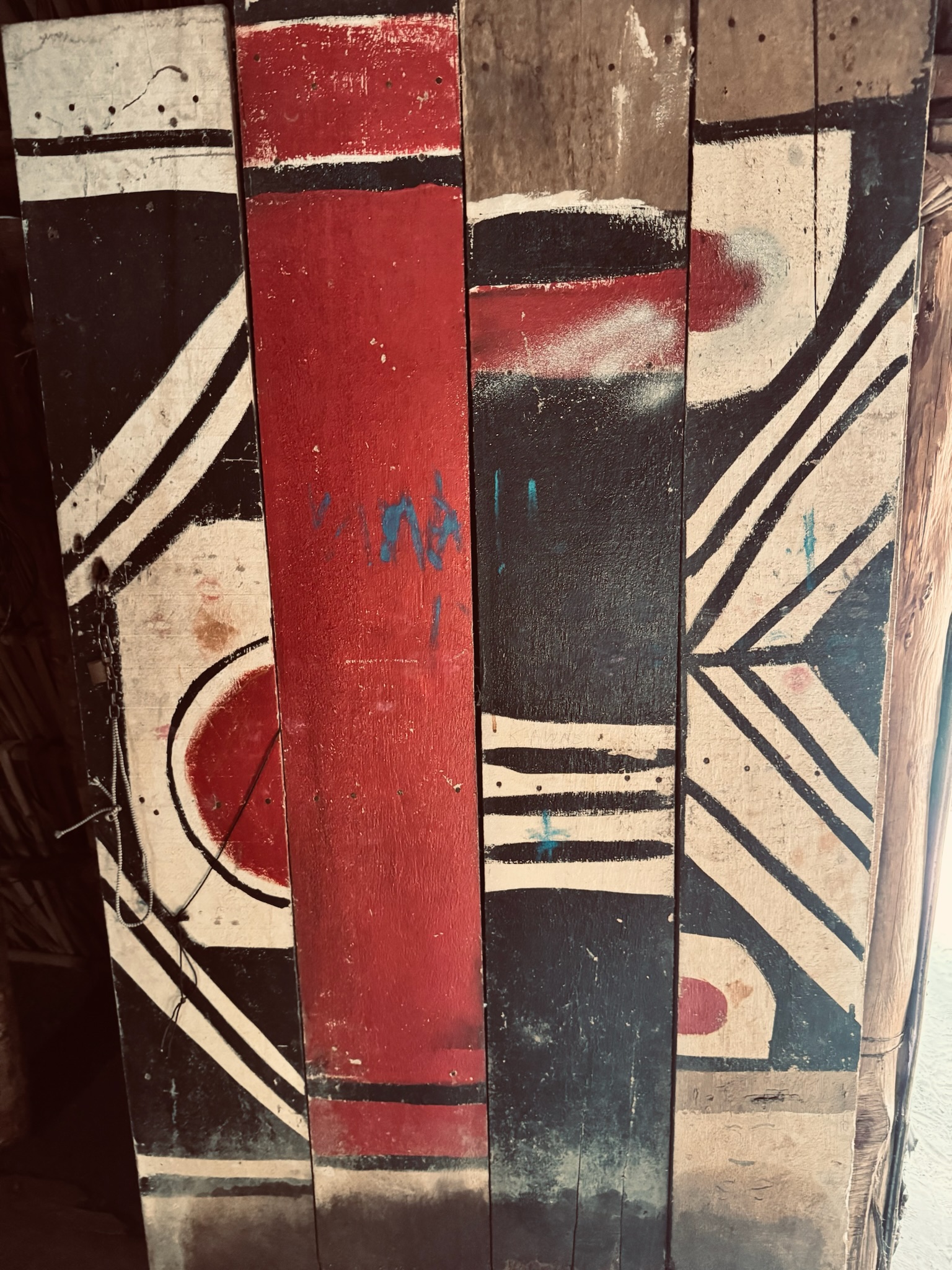 Detalhe de grafismo pintado em pilar de maloca