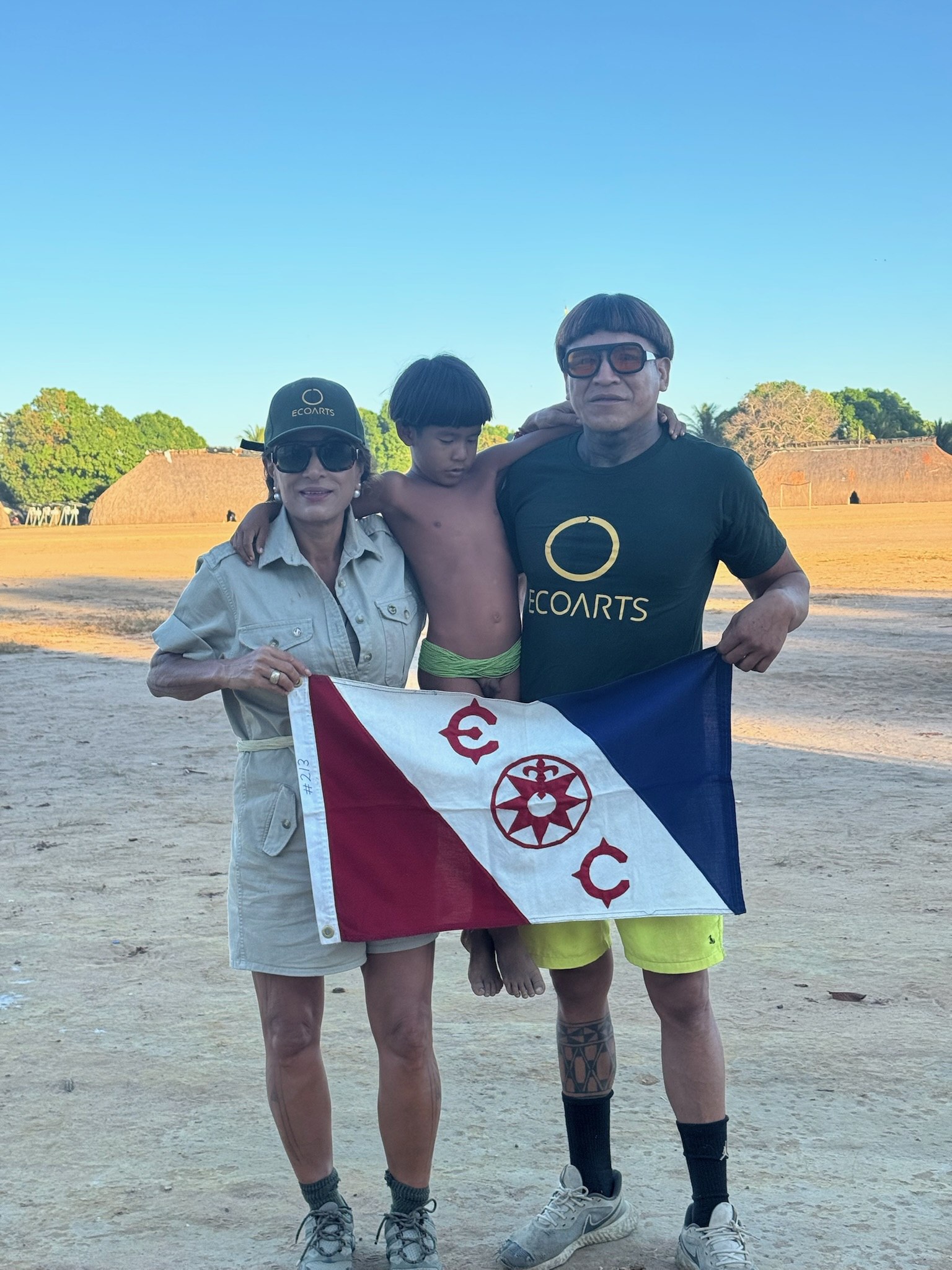 Grupo com bandeira cerimonial