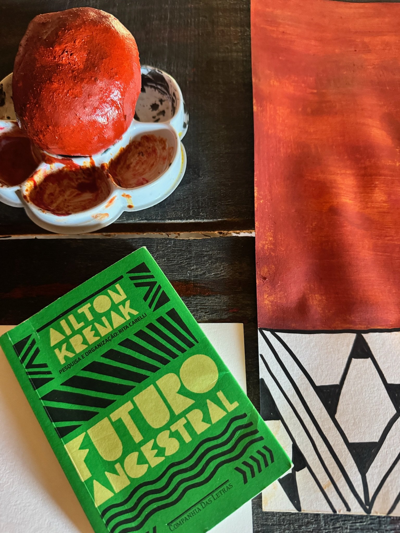 Urucum ao lado do livro Futuro Ancestral