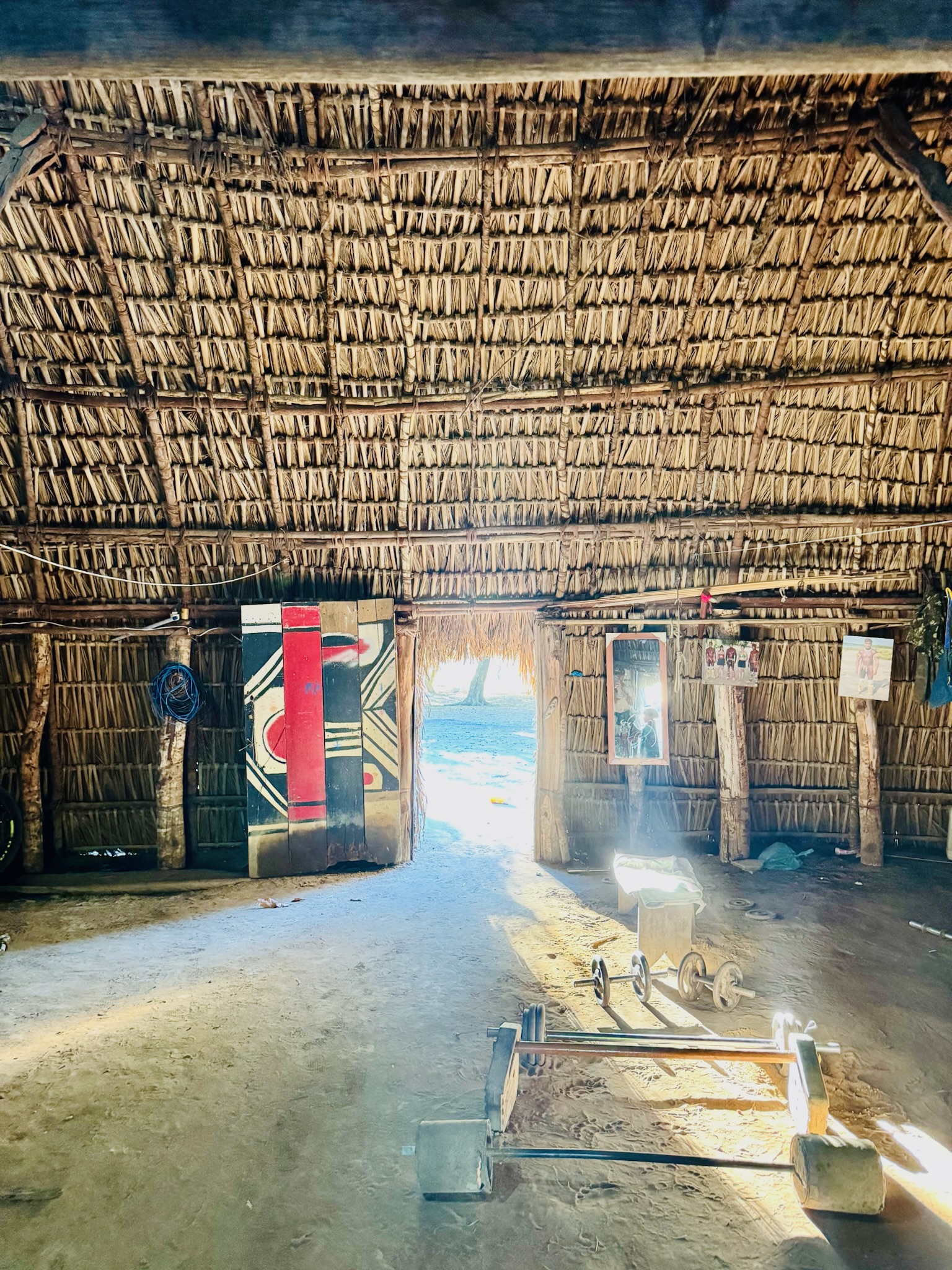 Interior de maloca com pilares pintados