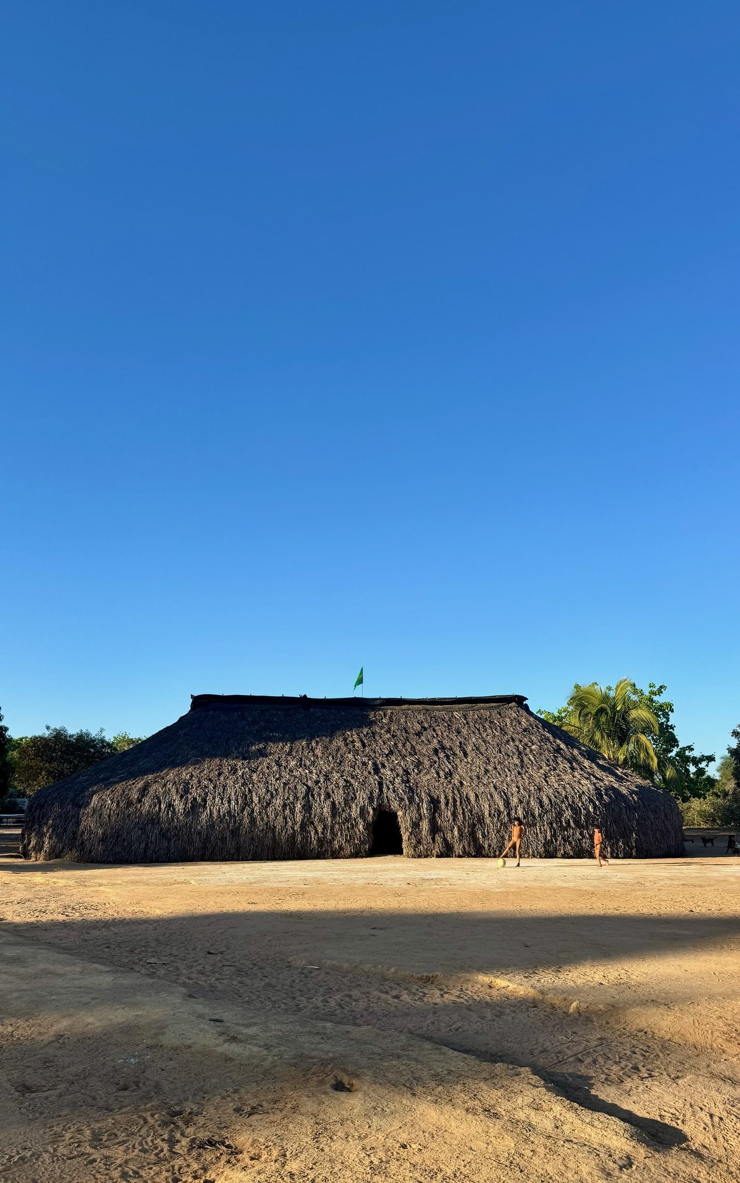 Maloca isolada na paisagem do Xingu