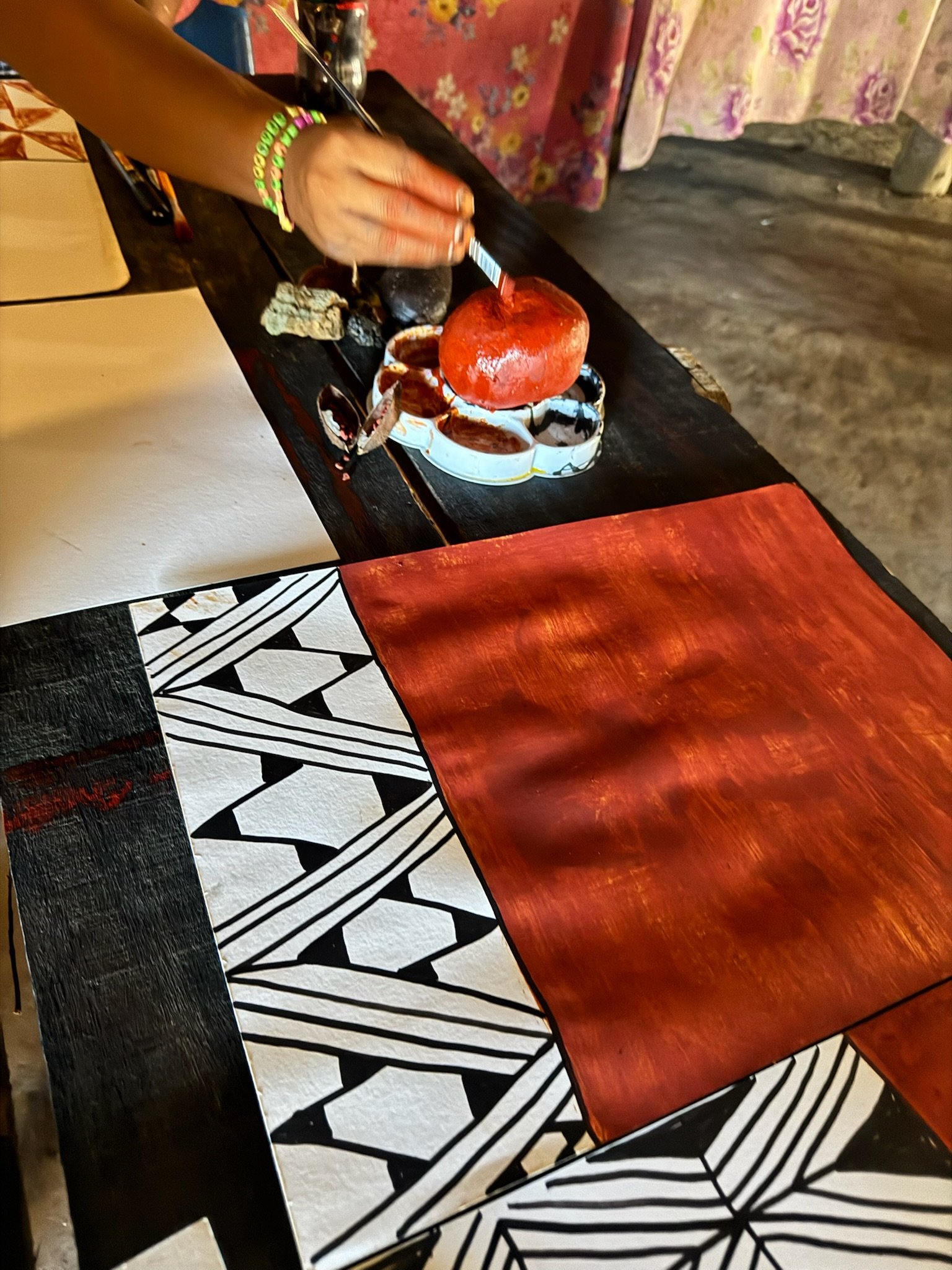 Materiais de pintura de grafismo sobre a mesa