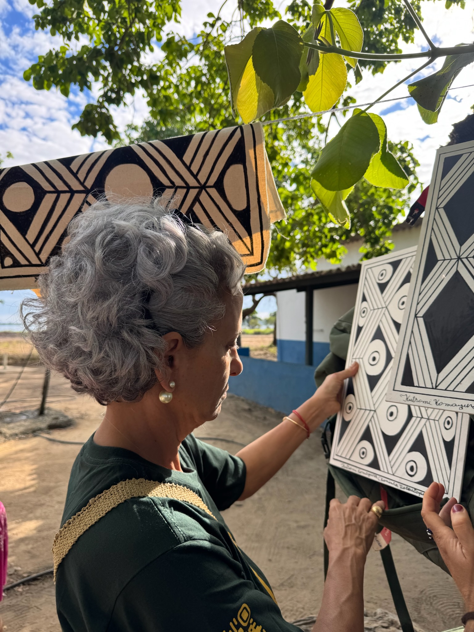 Painéis de grafismo expostos ao ar livre entre árvores