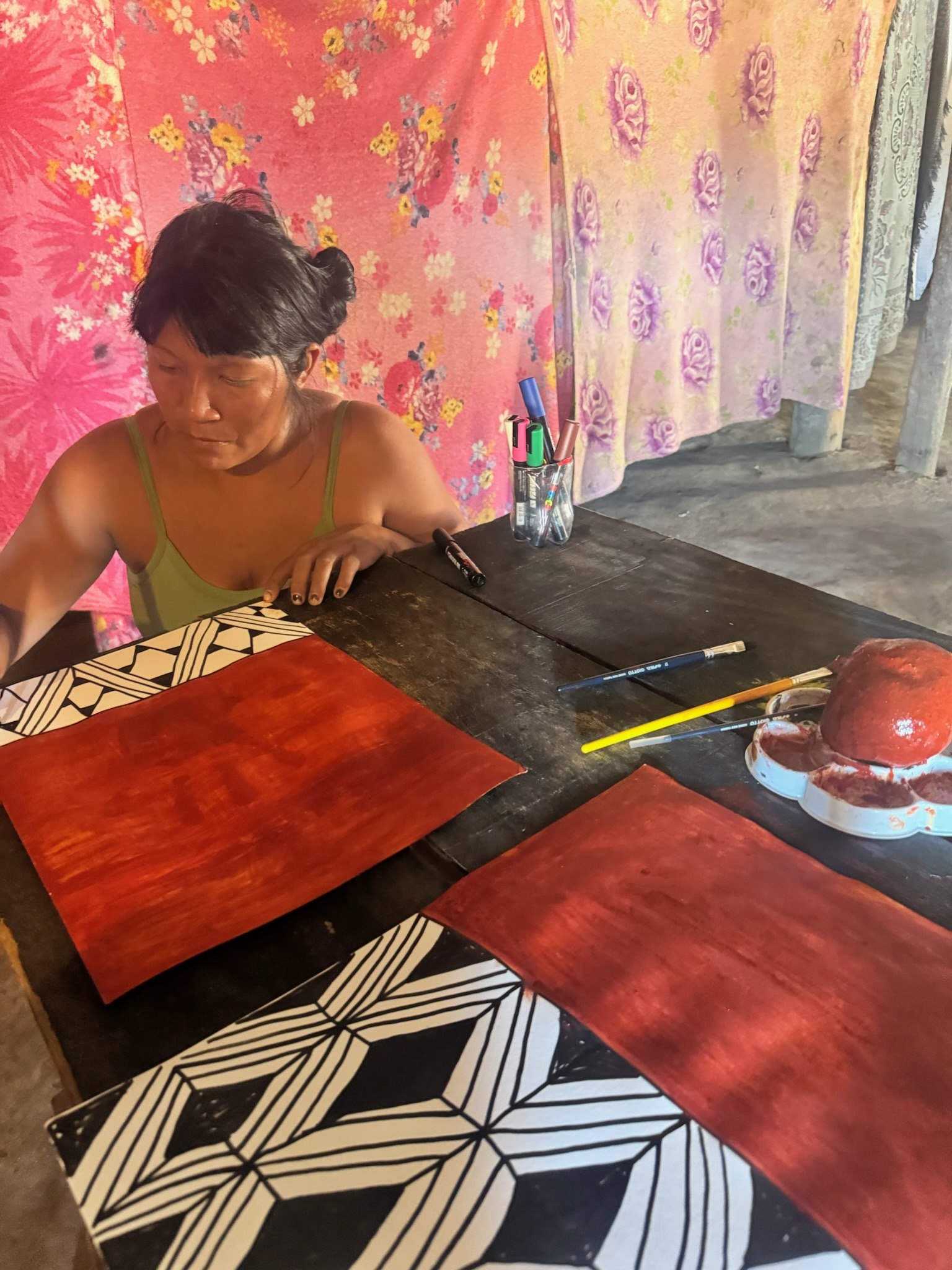 Processo de pintura em mesa de trabalho