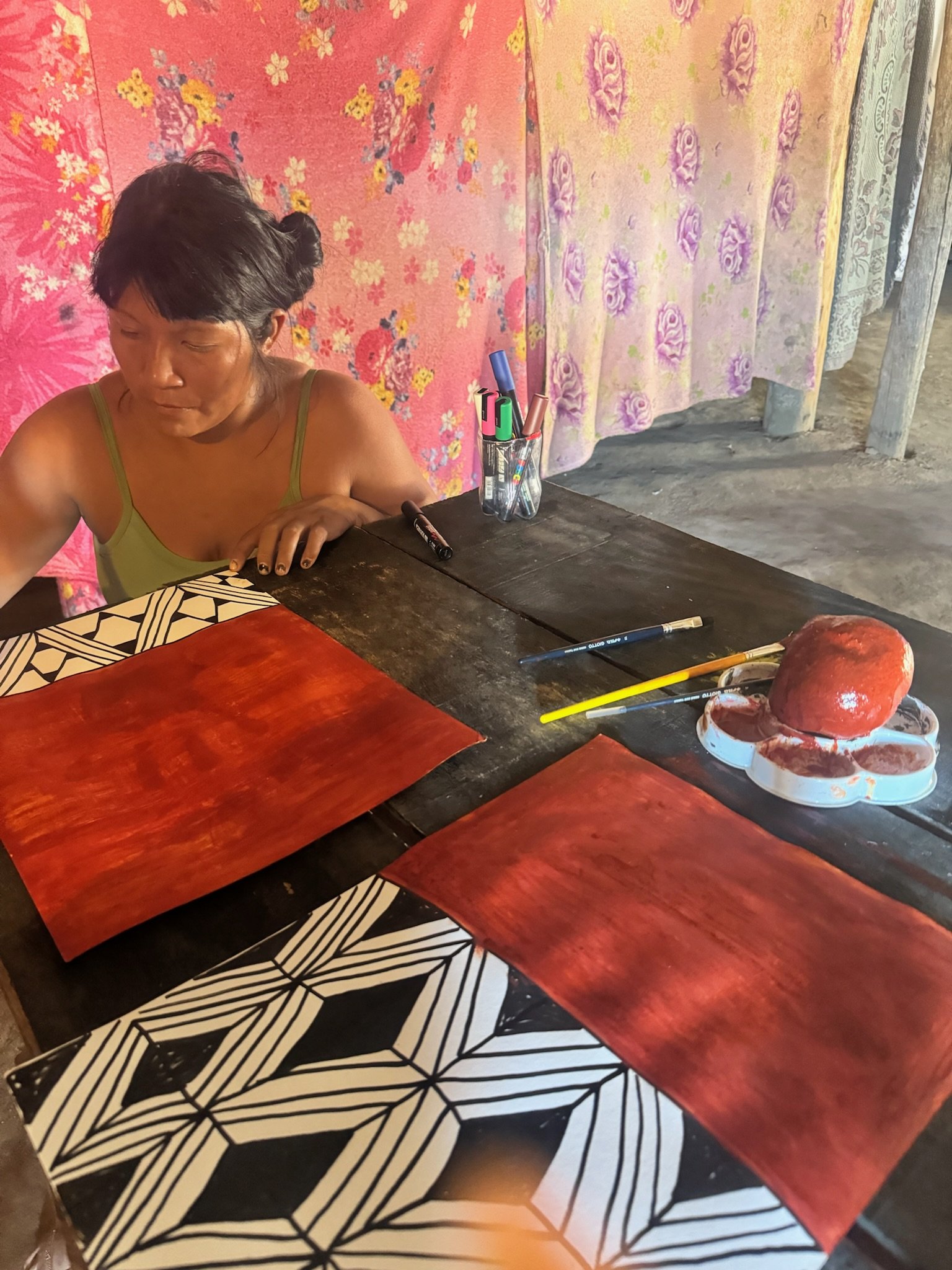 Processo de pintura de grafismo em painéis à mesa