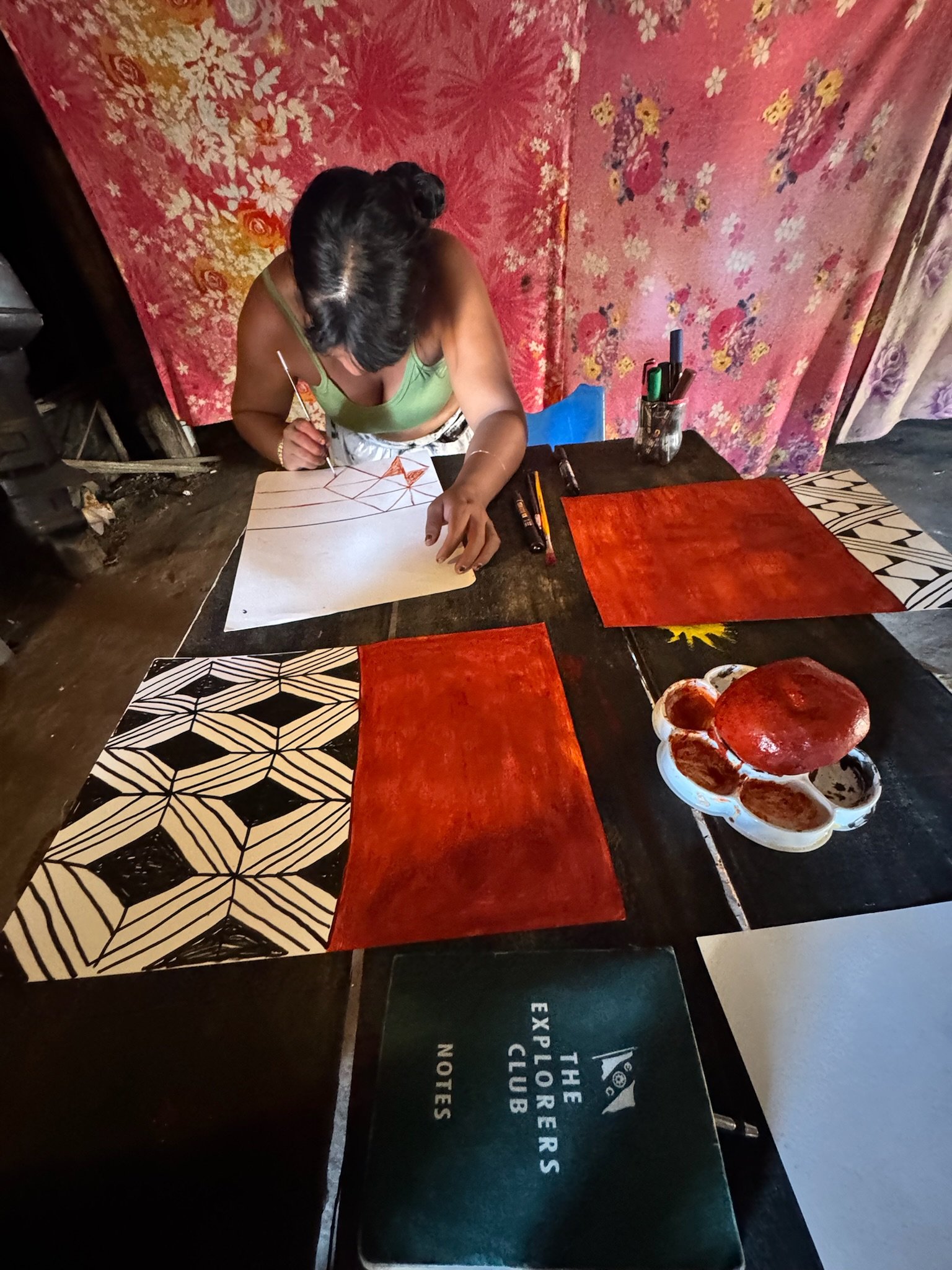 Processo de pintura de grafismo, outro ângulo