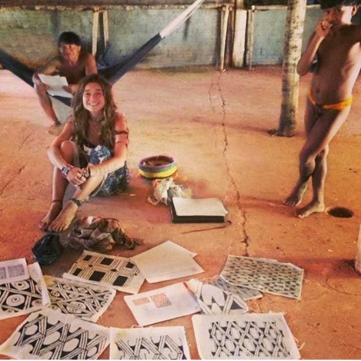Revisão participativa de grafismos impressos em campo