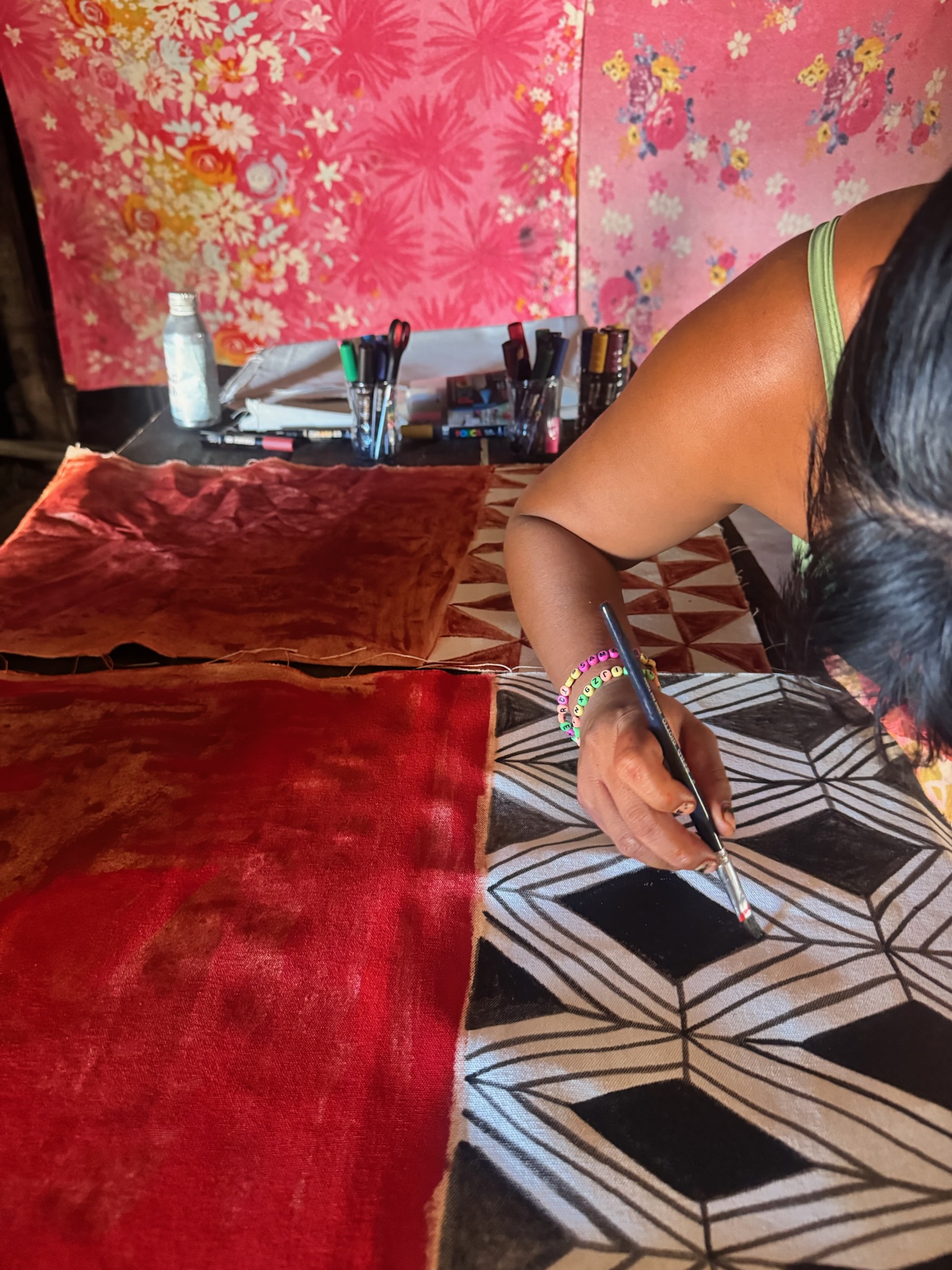 Processo de pintura em tecido, pigmento vermelho