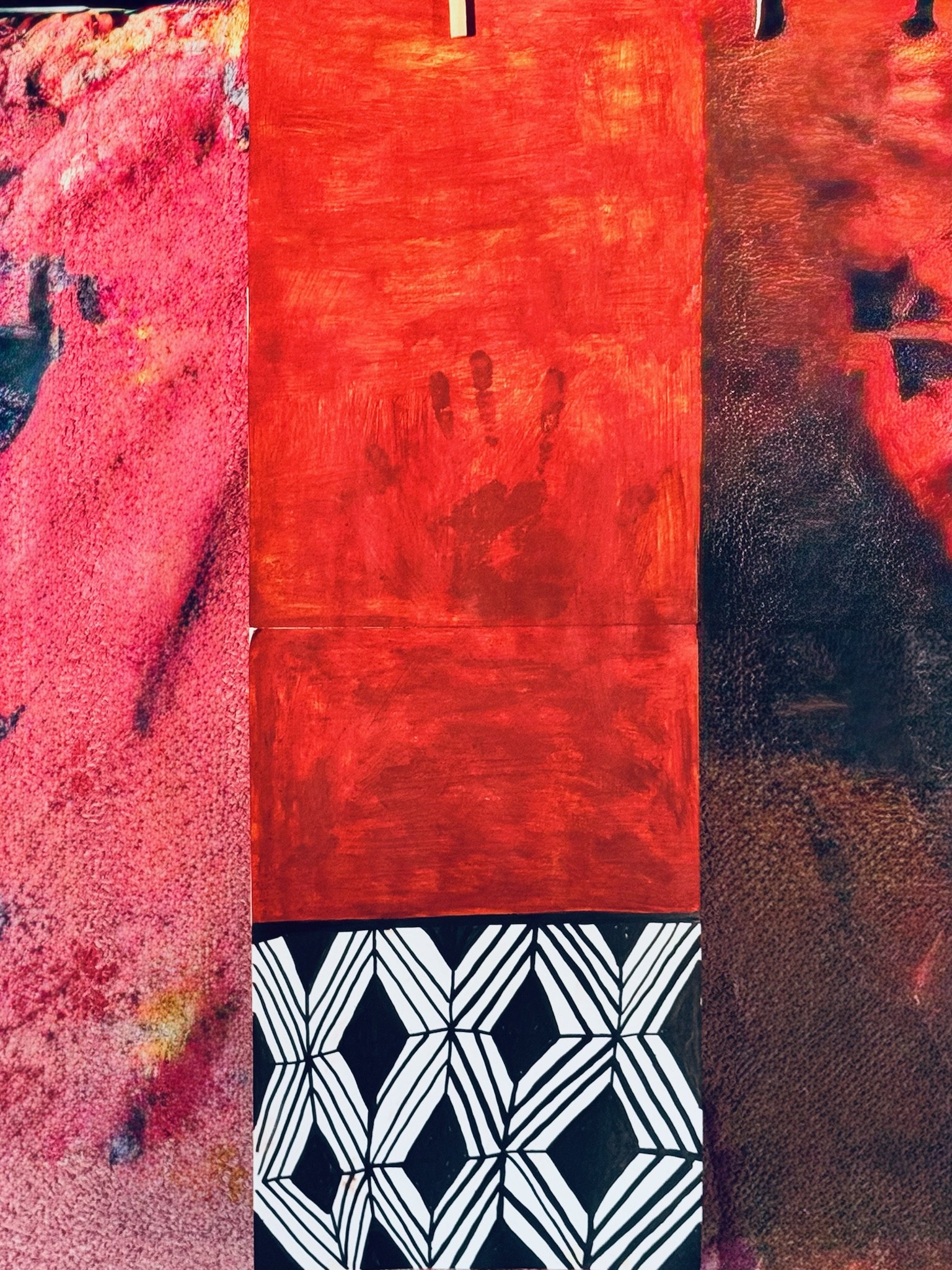 Tecido vermelho pintado com grafismo