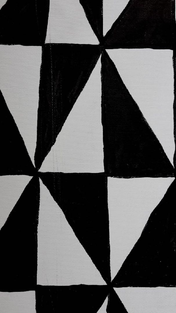 Pintura de grafismo geométrico em preto e branco sobre tecido