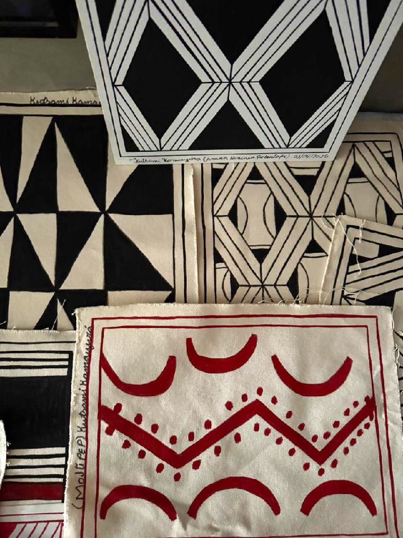 Grafismos Kamayurá pintados em telas